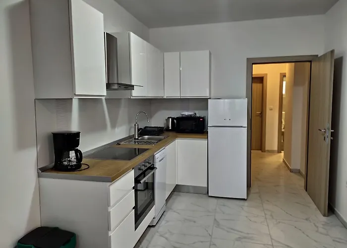 Immaculate 2-bed In Okrug Gornji Apartment *