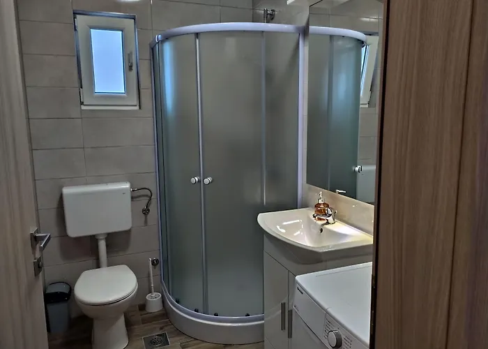 Immaculate 2-bed In Okrug Gornji Apartment *