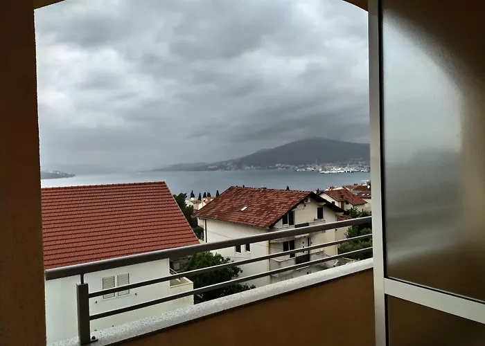 Immaculate 2-bed In Okrug Gornji * Trogir