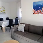 Immaculate 2-bed In Okrug Gornji Lejlighed *