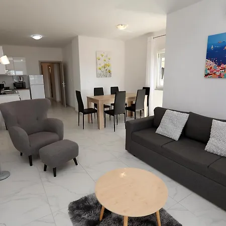 Apartment Immaculate 2-bed In Okrug Gornji