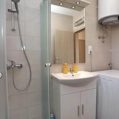 Immaculate 2-bed In Okrug Gornji Apartment *