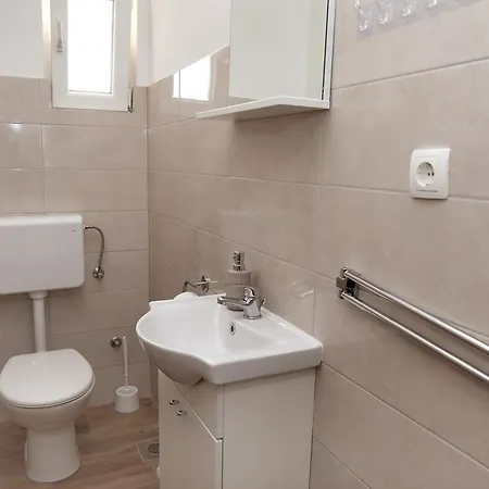 Immaculate 2-bed In Okrug Gornji Apartment