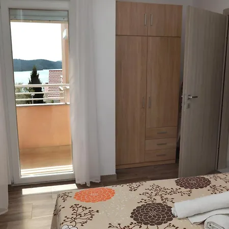 Immaculate 2-bed In Okrug Gornji